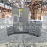 Set tiga potong yang sudah dirakit, termasuk lemari pakaian tiga pintu dengan cermin, lemari lima laci, dan meja samping tempat tidur set (Abu-abu).